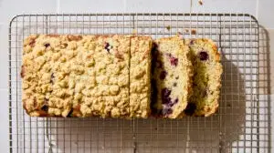 ARTICLE_BlueberryCrumbleCake_ZGregory_Burggraaf-TASTE6648-300x168-1